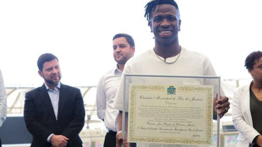 Nova lei foi sancionada durante evento no Maracanã, que contou com a presença do próprio Vini Jr, que foi homenageado na ocasião