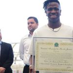 Lei Vini Jr., que combate racismo nos estádios, é sancionada no Rio