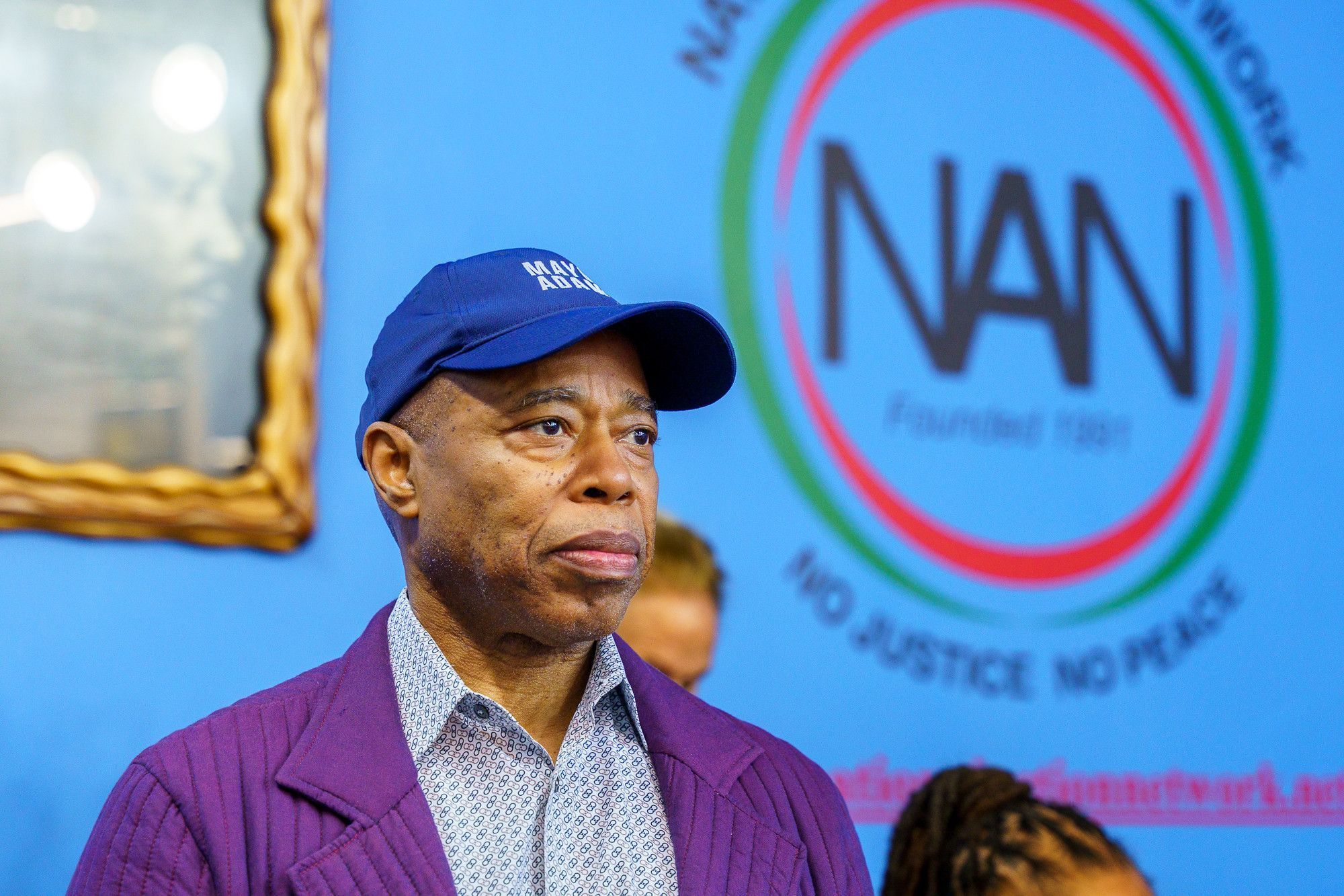 Prefeito de Nova York anuncia que irá fechar abrigo de migrantes criado no governo Biden