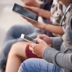 Nova Zelândia vai proibir celulares nas escolas