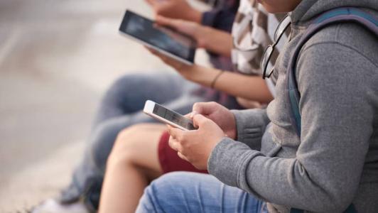 Nova Zelândia proibirá celulares nas escolas, anunciou o primeiro-ministro Christopher Luxon