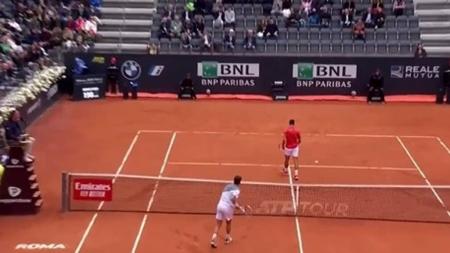 Novak Djokovic leva bolada de Norrie no ATP Roma