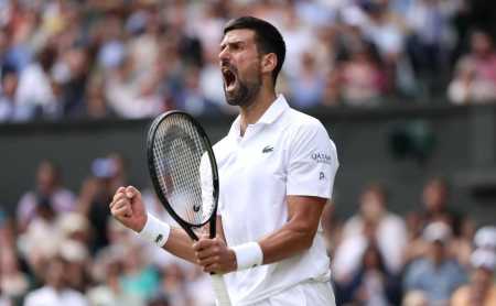 Novak Djokovic celebra vitória sobre Alex de Minaur nas oitavas de final em Wimbledon 2025