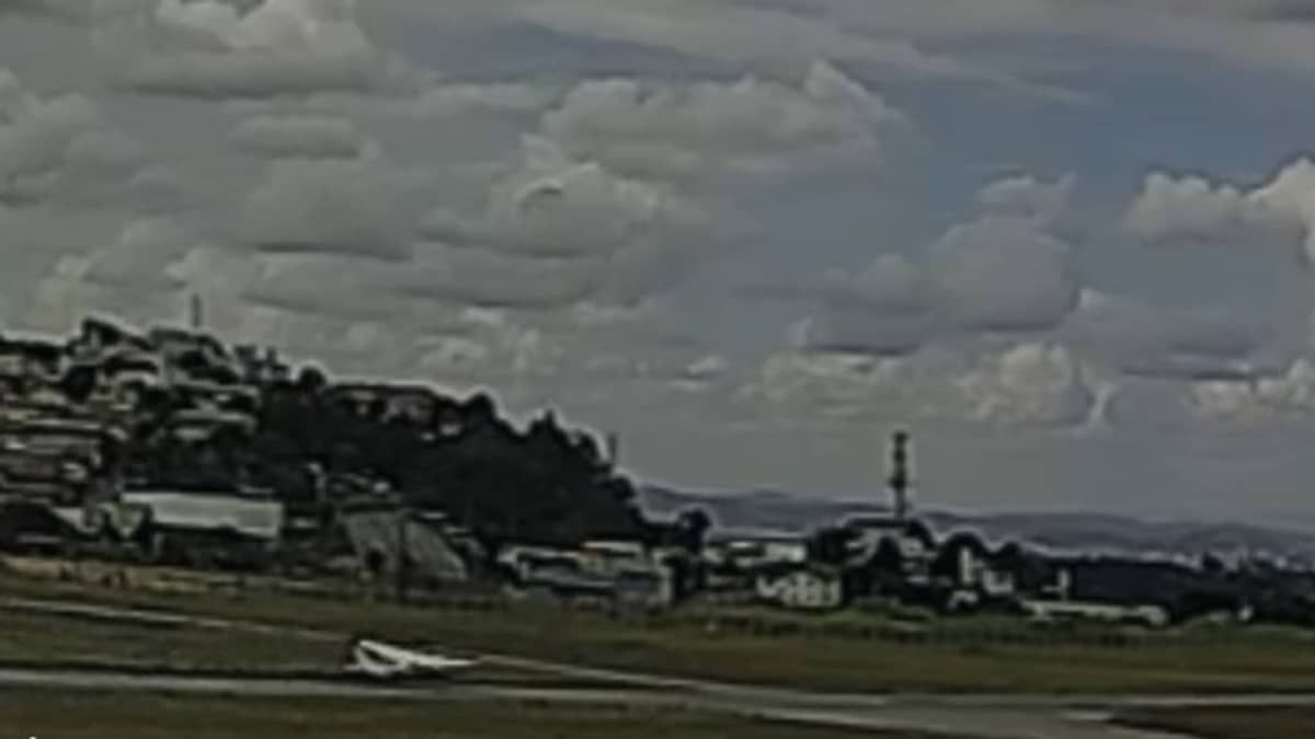 Vídeo: veja momento que avião perde controle e atinge duas casas em BH