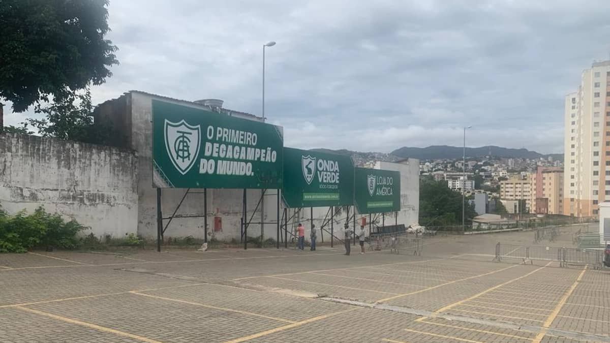 América instala outras placas perto de casas vizinhas ao Independência