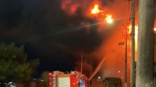 Nove equipes dos bombeiros atuaram no local