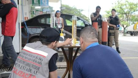 Nove postos foram autuados por irregularidades