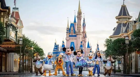 Viagem à Disney fica R$ 1 mil mais barata com queda do dólar | CNN Brasil