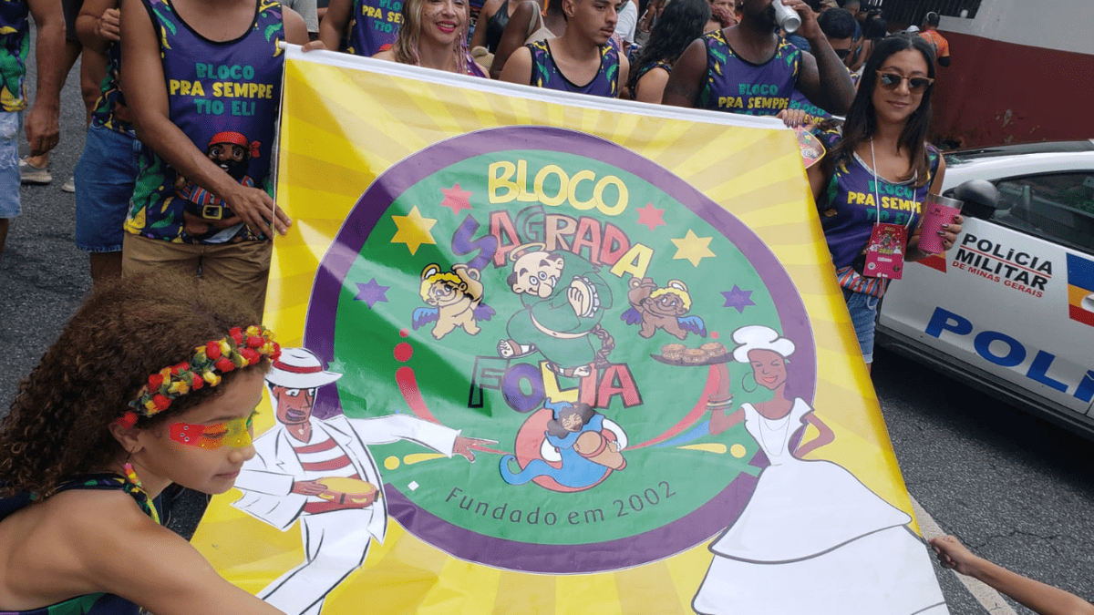 Avó e netas aproveitam Carnaval de BH no Bloco 'Sagrada Folia': 'Nasci no meio do baco-baco'