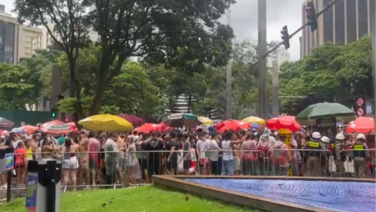 CarnaKvsh agita as ruas da Savassi