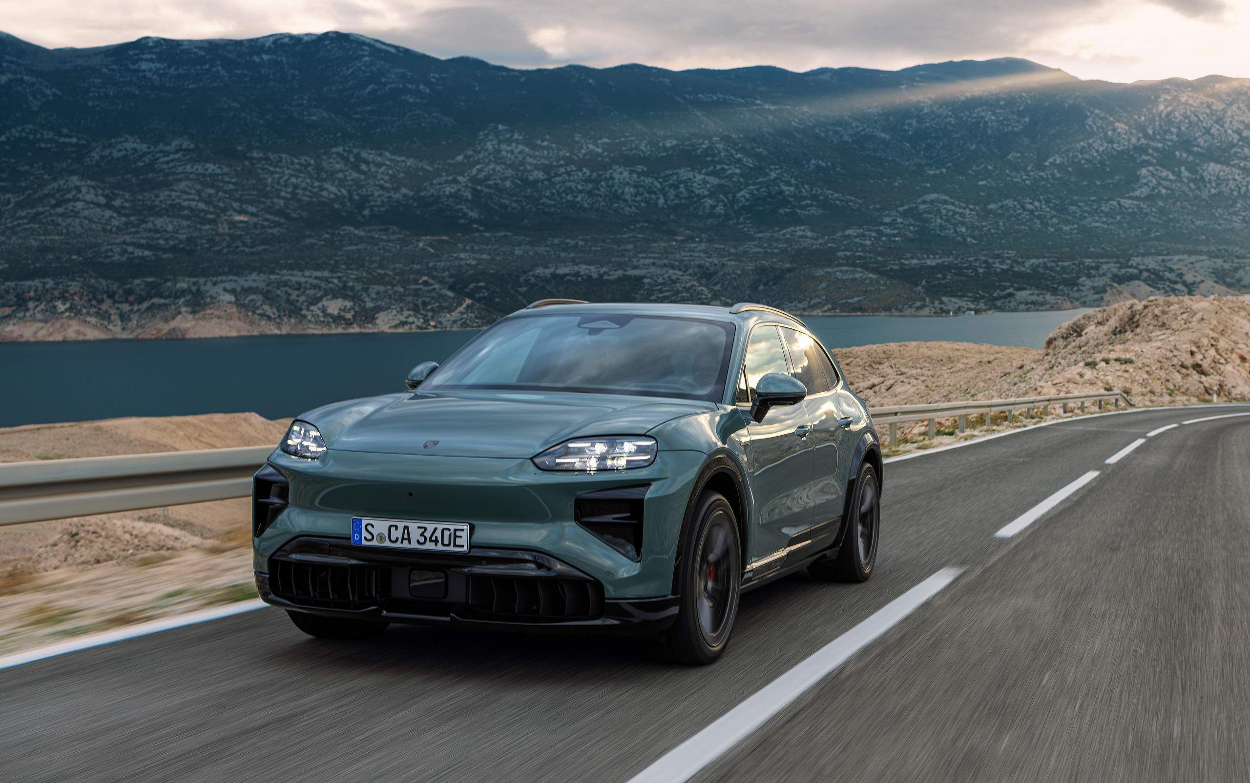 Porsche Cayenne elétrico tem até 1.156 cv e pode ser recarregado por indução