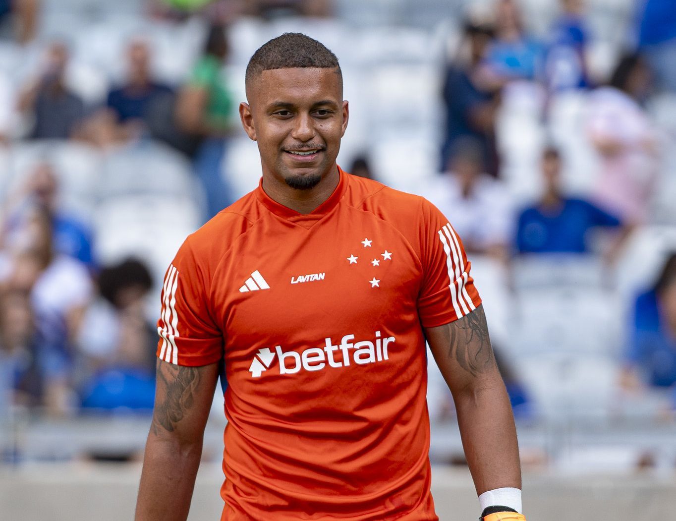 Sem Cabral, torcida do Cruzeiro aplaude goleiro Anderson no Mineirão