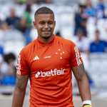 Sem Cabral, torcida do Cruzeiro aplaude goleiro Anderson no Mineirão