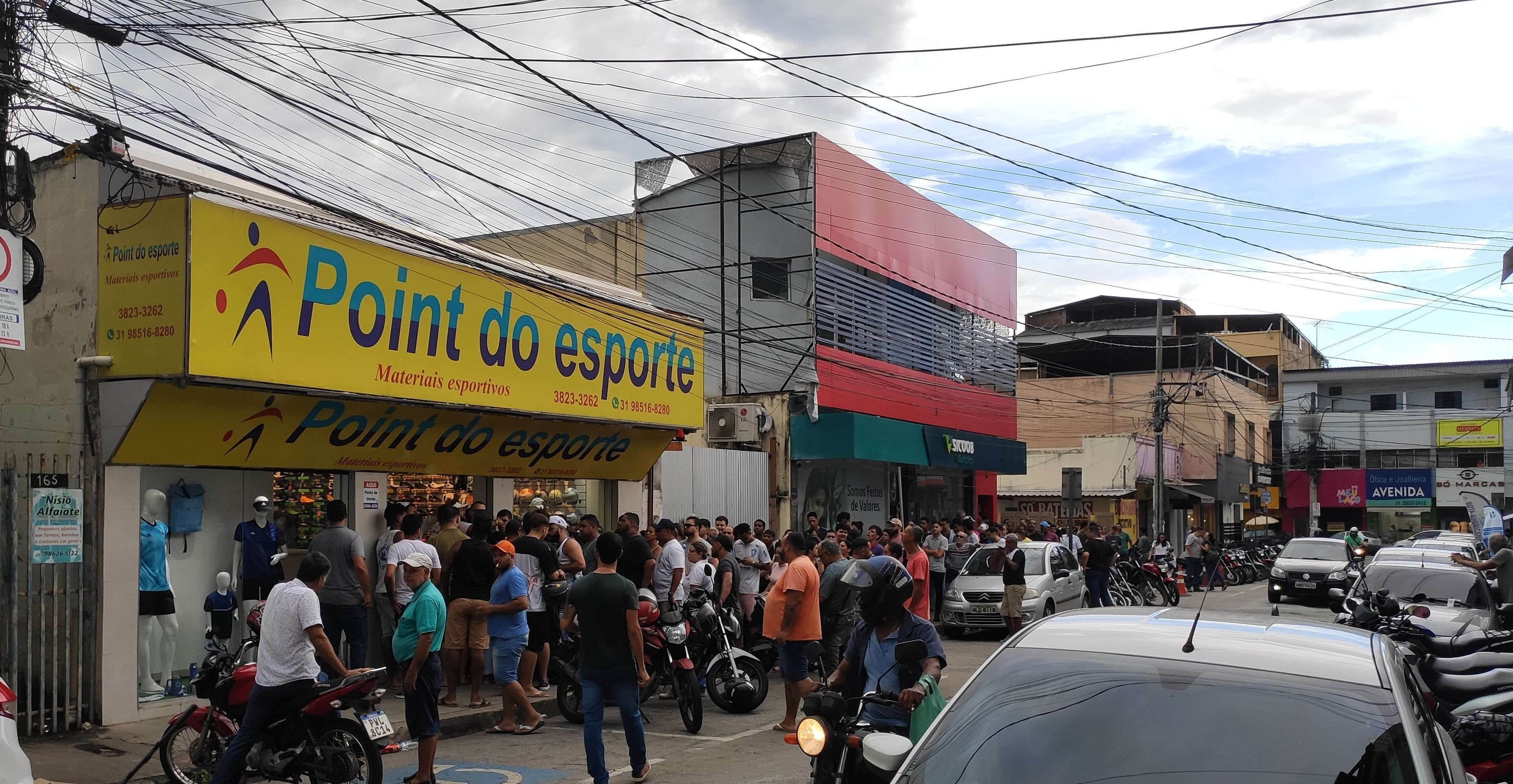 Torcida do Cruzeiro forma longas filas para comprar ingressos de jogo com Tombense