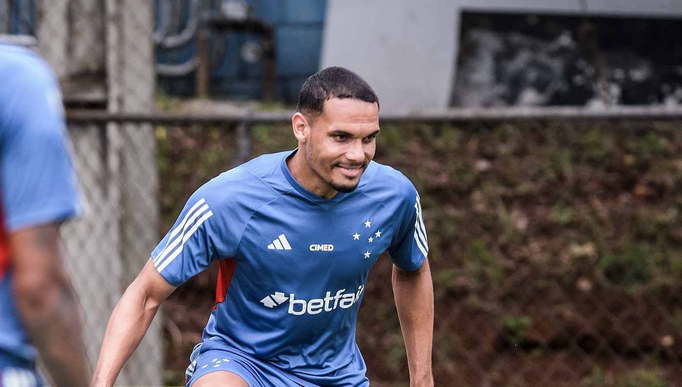 Zagueiro se recupera de lesão e volta a treinar no Cruzeiro