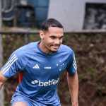 Zagueiro se recupera de lesão e volta a treinar no Cruzeiro
