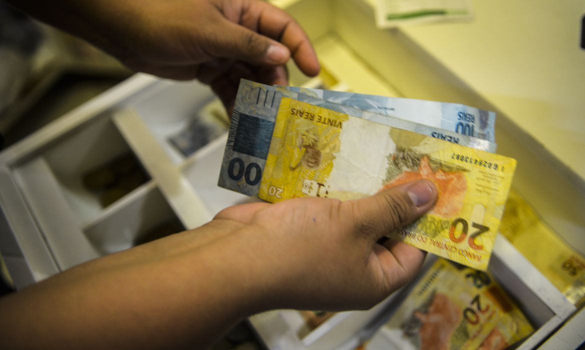 Salário-mínimo deve subir para R$ 1.502 em 2025, prevê Governo Lula