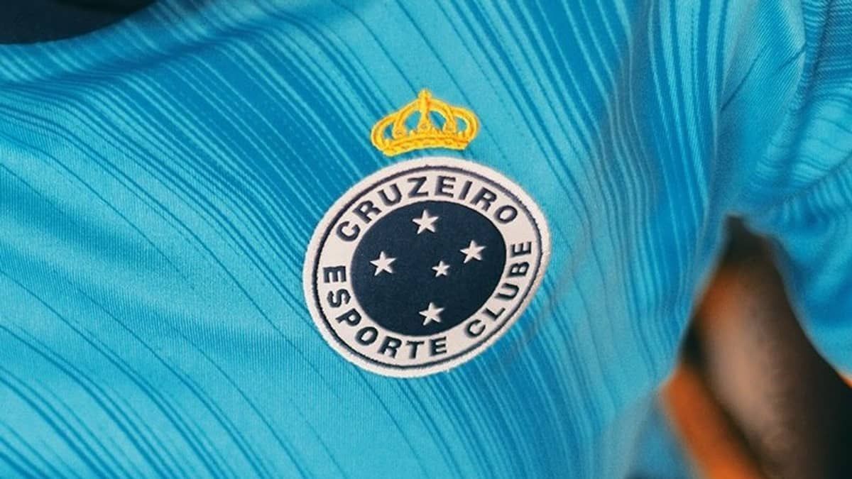 Após vazamento, Cruzeiro oficializa nova camisa; veja fotos