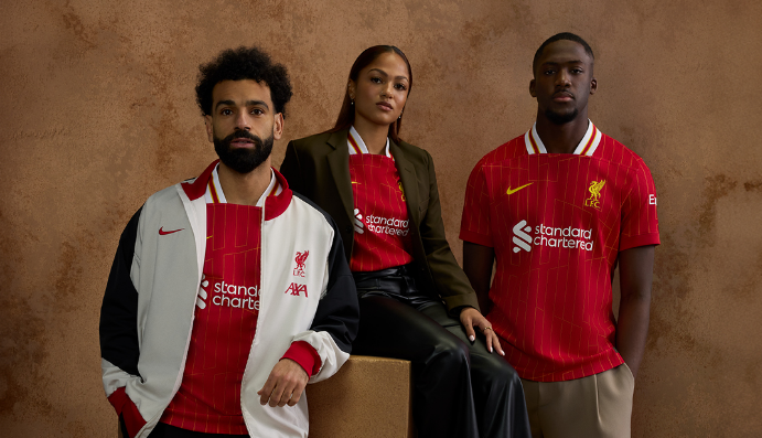 Liverpool anuncia camisa da próxima temporada com homenagem à Tríplice Coroa