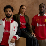 Liverpool anuncia camisa da próxima temporada com homenagem à Tríplice Coroa