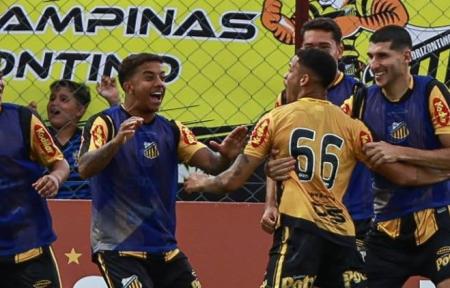Comemoração de jogadores do Novorizontino em vitória por por 4 a 3 sobre o Primavera