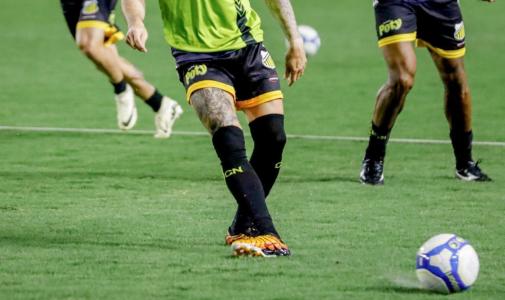Jogadores do Novorizontino em aquecimento para jogo em 2025