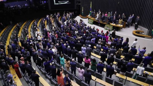 Novos deputados tomaram posse na Câmara nesta quarta-feira (1º)