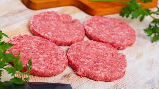 Chefs concordam: para o hambúrguer ficar suculento como o da hamburgueria, não é adicionar ovo à carne, mas escolher a proporção certa de gordura