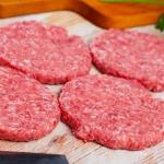 Chefs concordam: para o hambúrguer ficar suculento como o da hamburgueria, não é adicionar ovo à carne, mas escolher a proporção certa de gordura