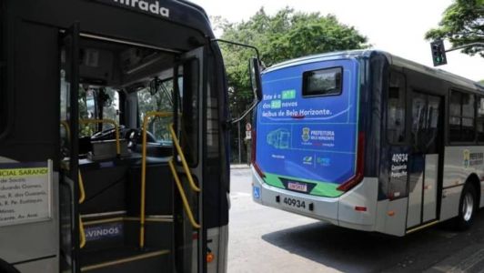 Novos ônibus levam, na parte traseira, informações sobre a renovação da frota