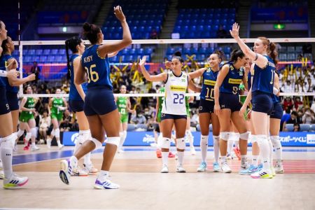Jogadoras da Seleção Brasileira Feminina de Vôlei celebram ponto sobre a Bulgária na VNL