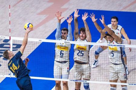Itália (branco) x Ucrânia (azul) pela última rodada da fase de grupos do Mundial Masculino de Vôlei