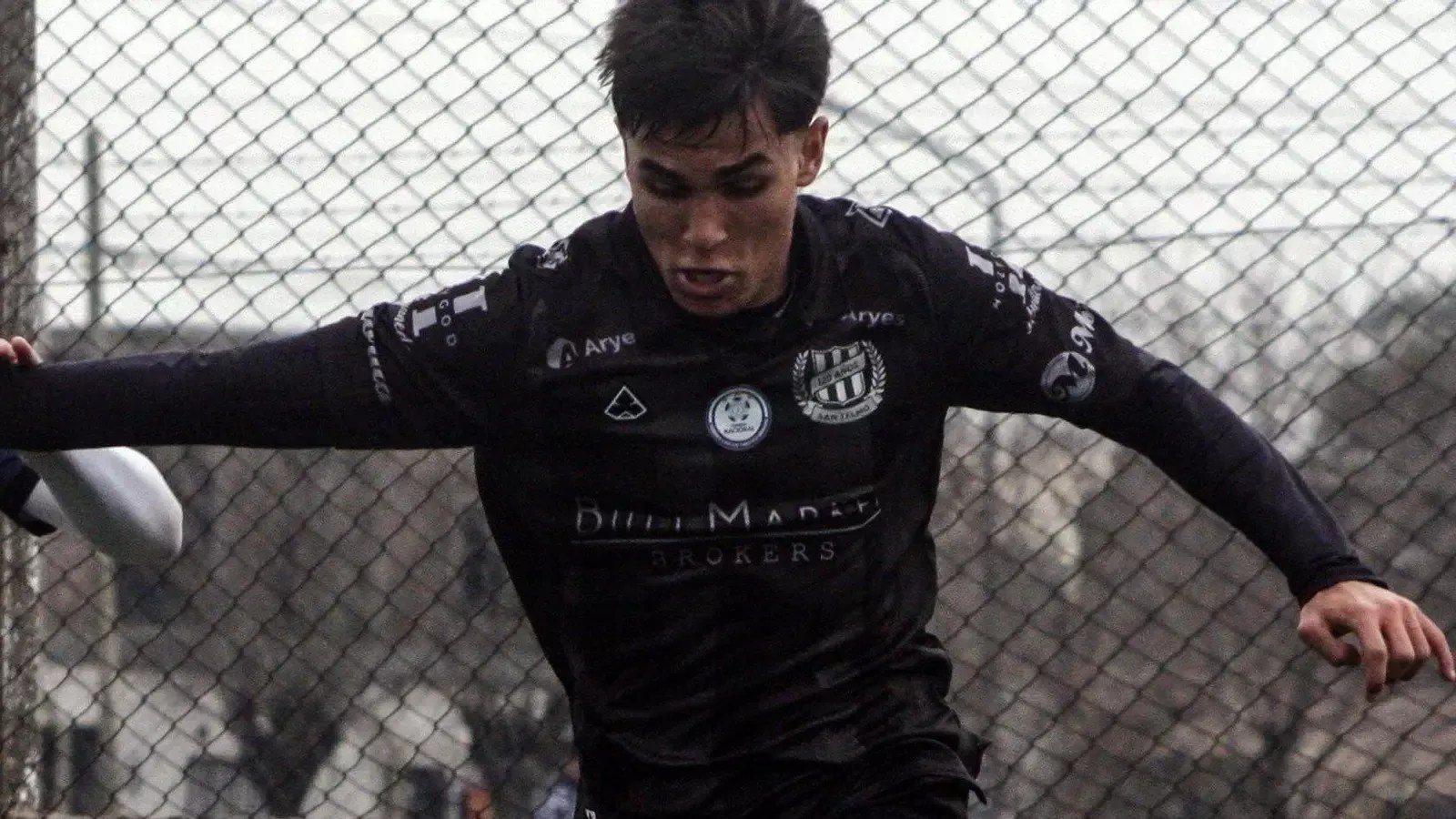 Meia argentino morre aos 18 anos durante cirurgia no joelho, e clube se pronuncia