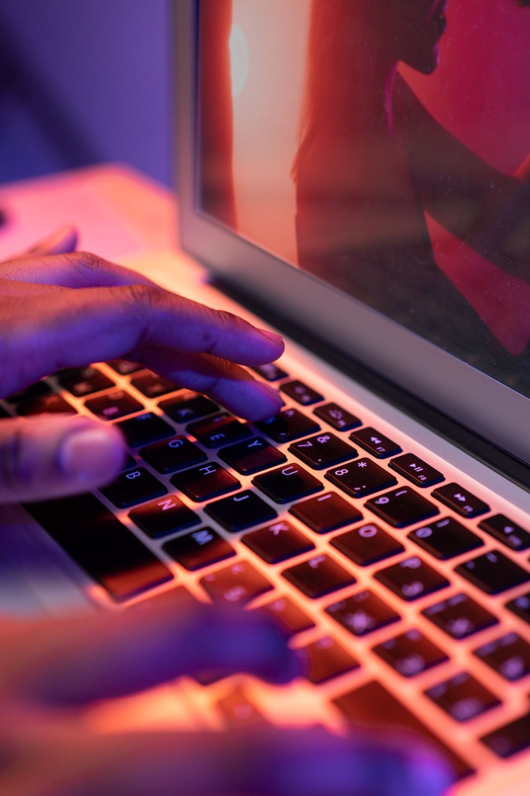 Números de golpes online aumentam no Brasil e reconhecimento facial se torna novo alvo