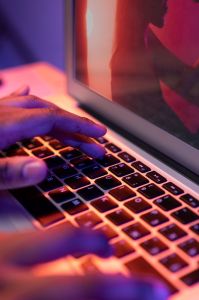 Números de golpes online aumentam no Brasil e reconhecimento facial se torna novo alvo.