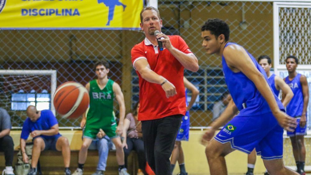 Técnico campeão da NBA participará de clínica para treinadores no Brasil