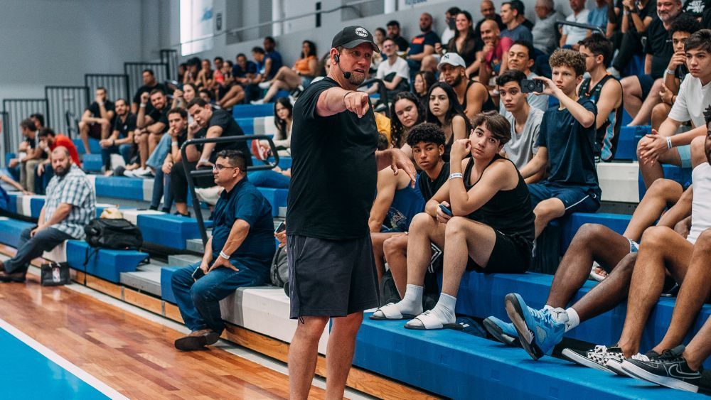 Campeão da NBA conclui clínica para técnicos no Brasil e faz promessa
