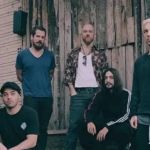 Guitarrista do NX Zero sofre acidente de moto e precisa passar por cirurgia