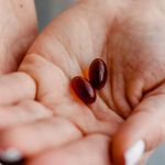 Presidente da França deve inscrever o direito ao aborto na Constituição; veja o que muda