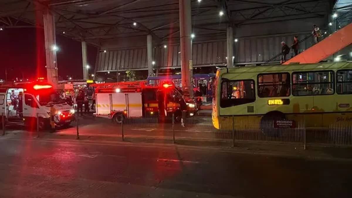 Ônibus que atropelou passageiro dentro da Estação São Gabriel estava com autorização para circular vencida