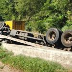 Carreta que carregava trator capota e derrama óleo na BR-050; veja imagens