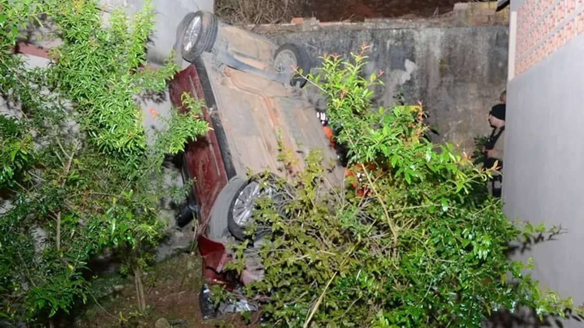 Carro cai de ribanceira de quase 40 metros e motorista sobrevive em Minas