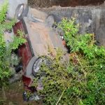 Carro cai de ribanceira de quase 40 metros e motorista sobrevive em Minas