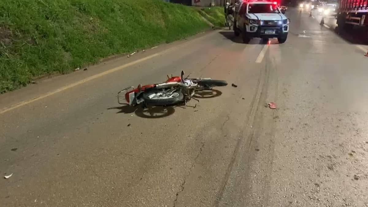 Motociclista tem pernas amputadas e passageiro fica em estado grave após acidente com carreta no Anel