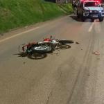 Motociclista tem pernas amputadas e passageiro fica em estado grave após acidente com carreta no Anel