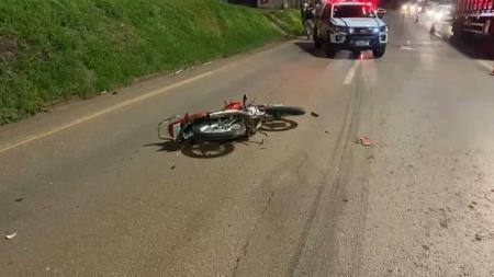 O acidente deixou o motorista e um passageiro, que estava na garupa, com ferimentos graves