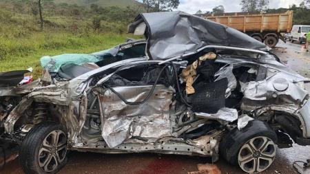 O acidente envolveu uma carreta e diversos carros na BR-040 em Itabirito