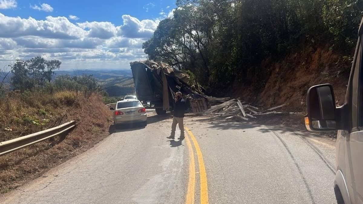 Caminhão perde os freios na Serra da Moeda e derrama carga na MG-442