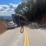 Caminhão perde os freios na Serra da Moeda e derrama carga na MG-442