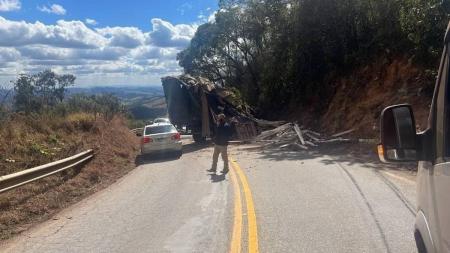 O acidente interdita parcialmente o trecho.